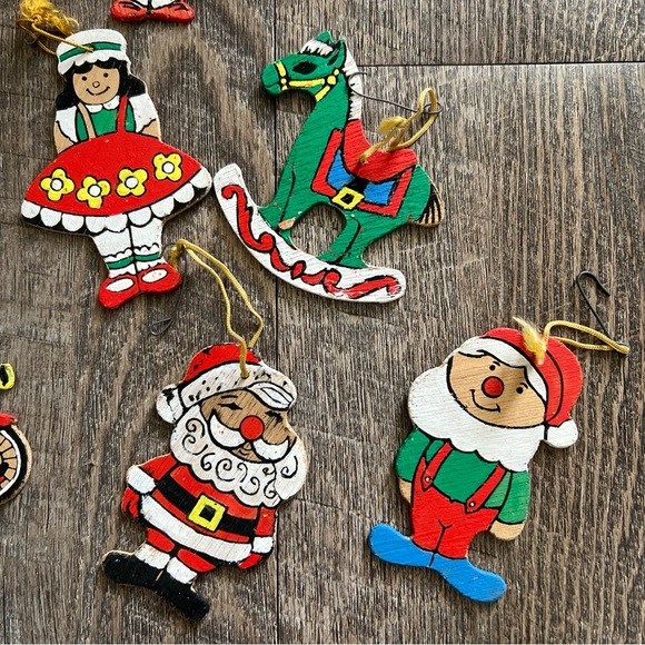 Vintage 7 Wooden Die Cut Christmas Ornaments Hand Painted Retro Santa - Picture 2 of 4